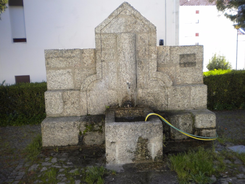 Fonte-Bairro-25-de-Abril-02